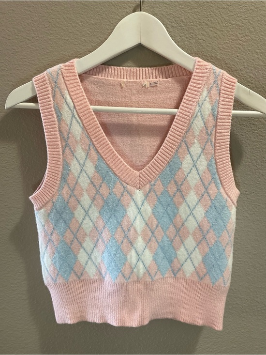 Sweaters - Women’s Argyle Knit V-Neck Sweater Vest - Pink